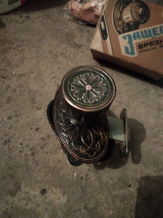 Задвижка дверная.