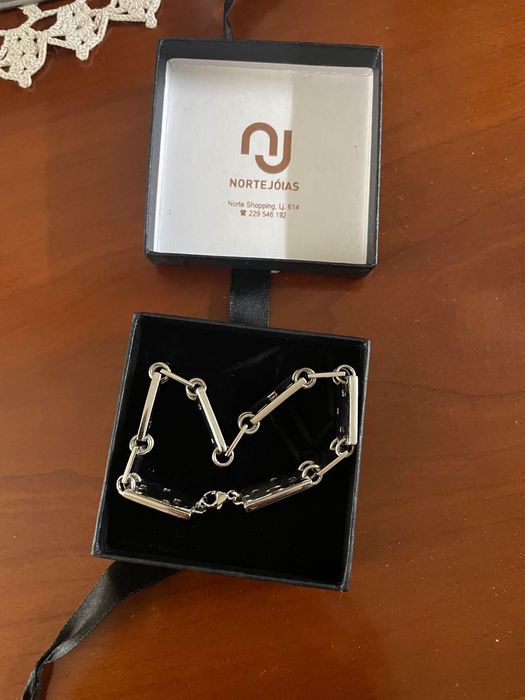 Pulseira em prata,  maleável, com plaquinhas! nova, em caixa!