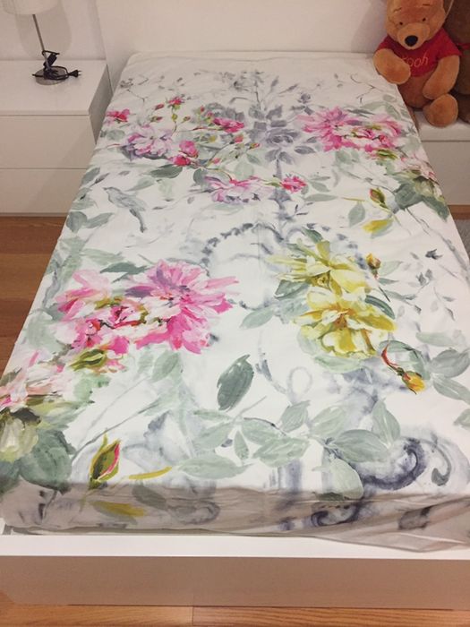 Cama solteiro nova lacada com estrado.Medida 1.05/1.90