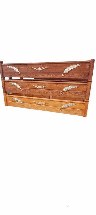 Obudowy nagrobka na mogiłę cmentarną z sztukaterią.