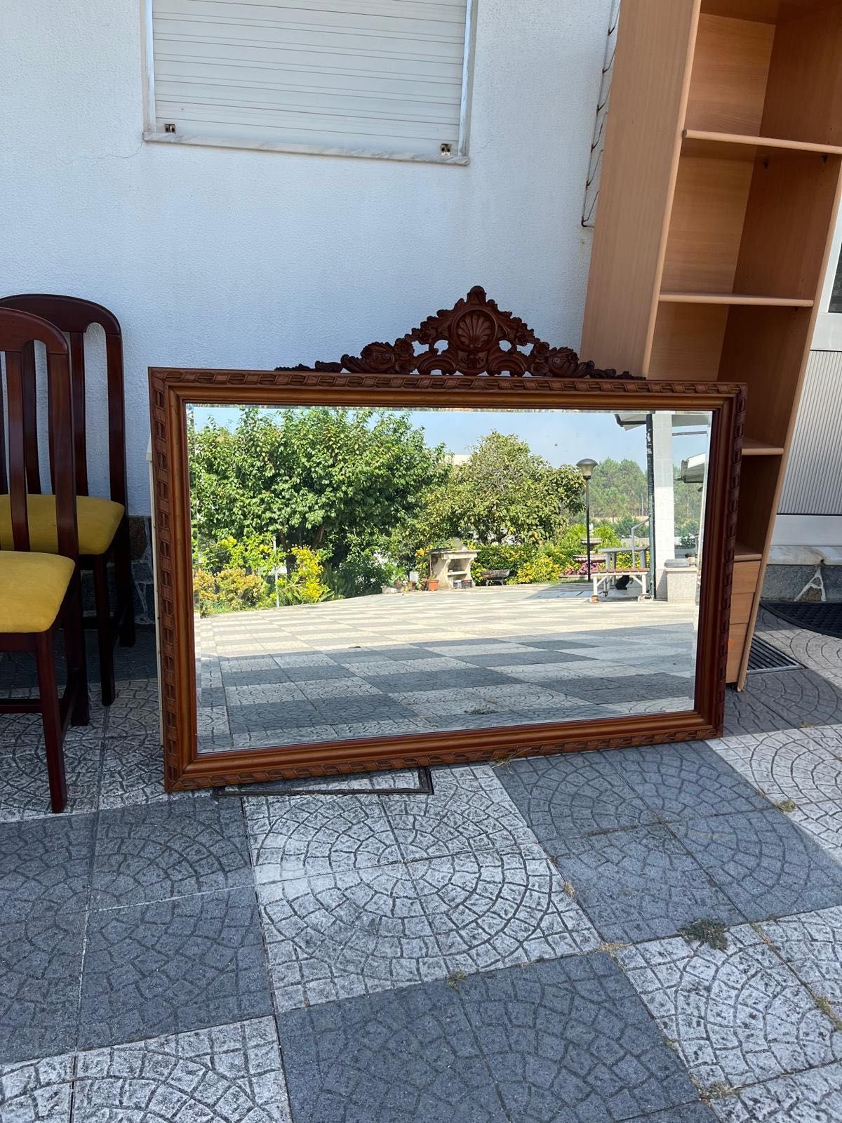 Espelho Grande com Moldura em Madeira Ornamentada – Estilo Clássico