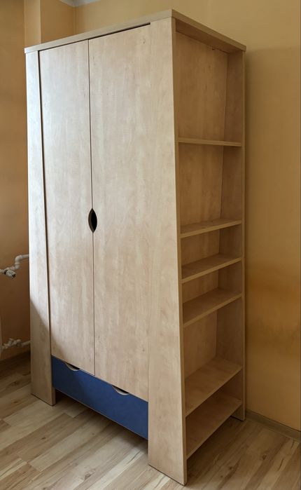 Szafa na ubrania z szyfladami
