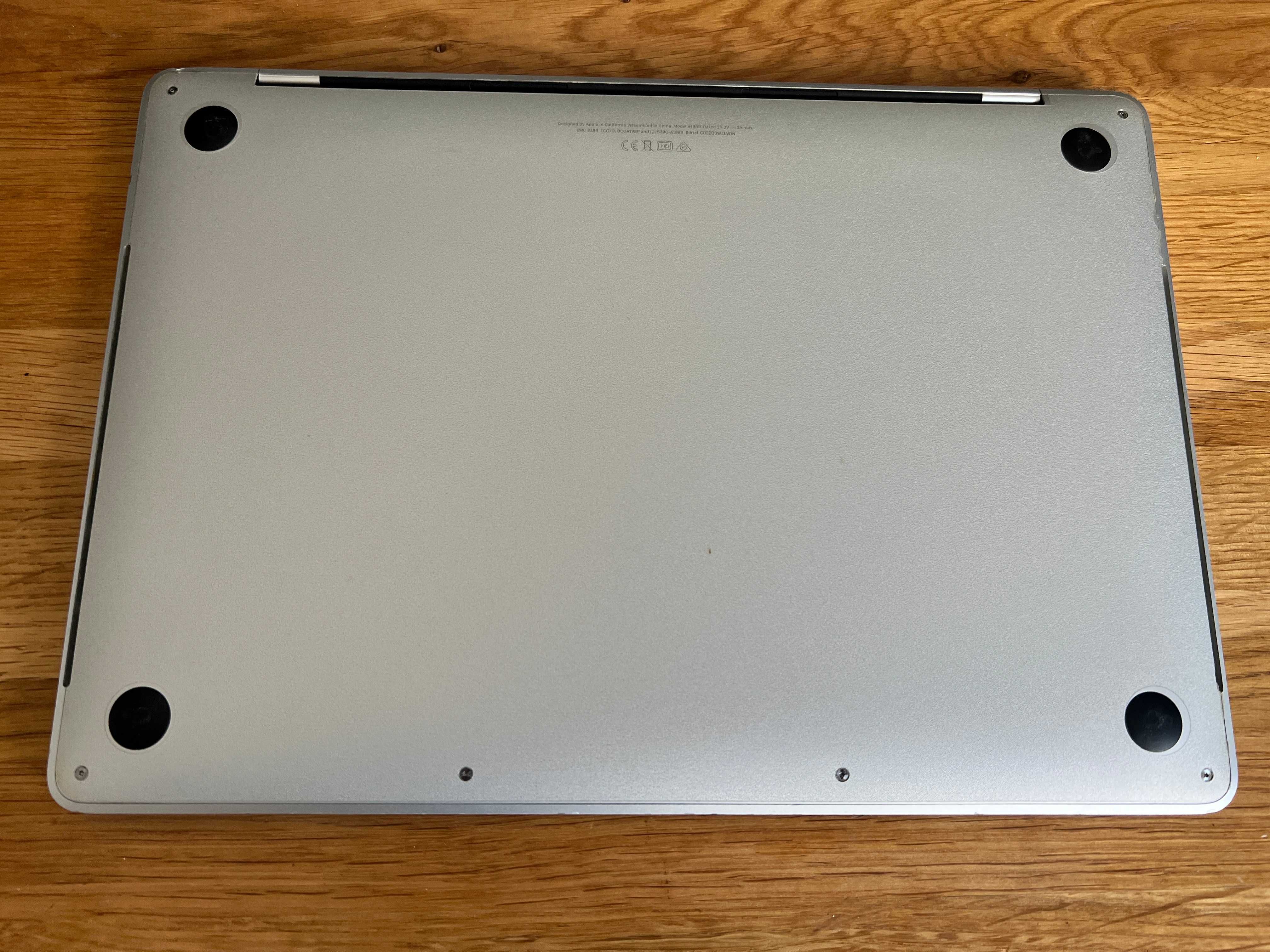 MacBook Pro 13” 2019 • i5 2.4 • 16GB • 512GB • Iris 655 • st. idealny