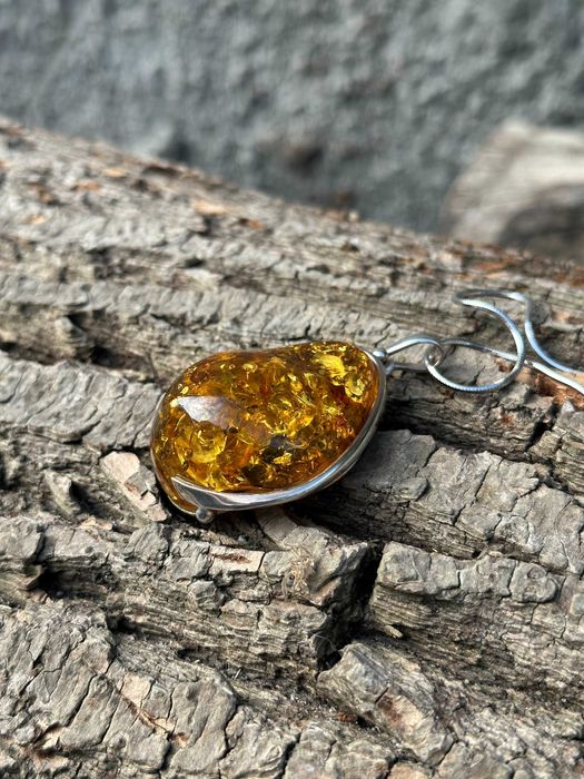 Duży wisior zawieszka z bursztynu w kolorze miodowym