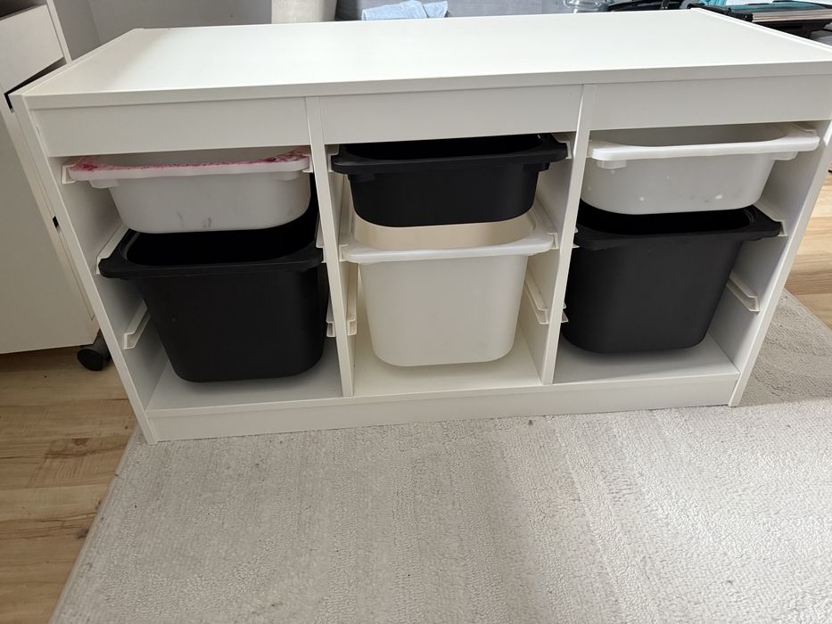 Biala szafka z pojemnikami plastikowymi