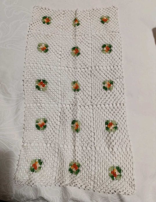 1 Toalha, 1 individual e 6 bases de copos em crochê