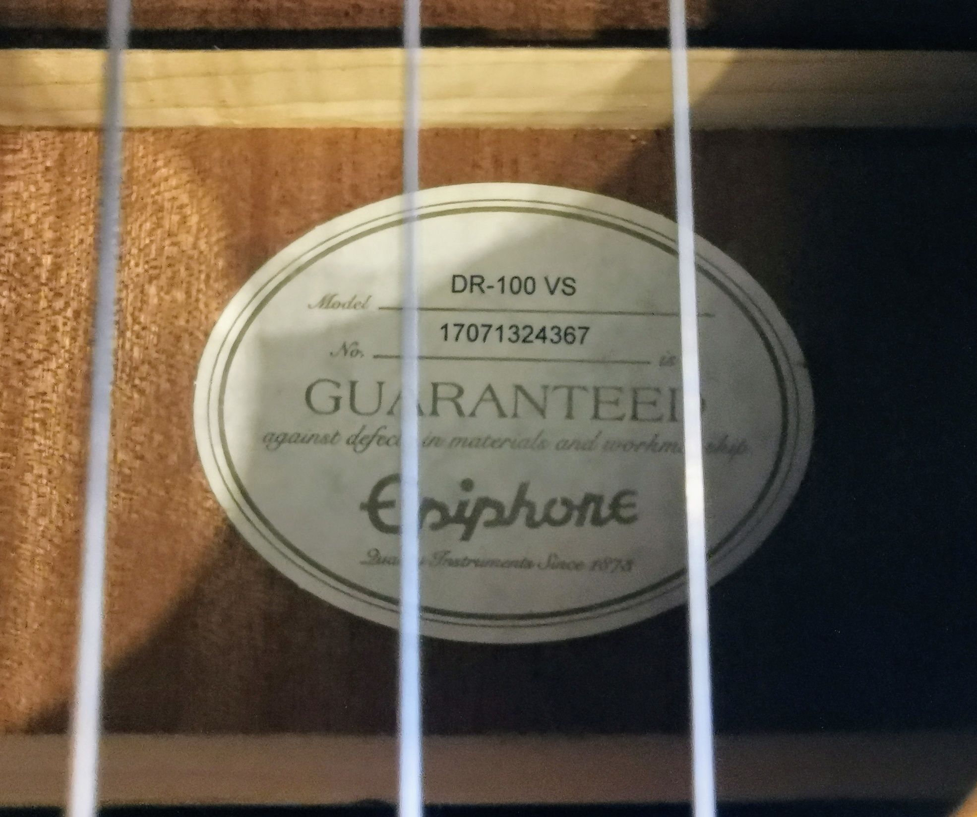 Sprzedam gitarę akustyczną Epiphone DR- 100 VS z futerałem i stojakiem