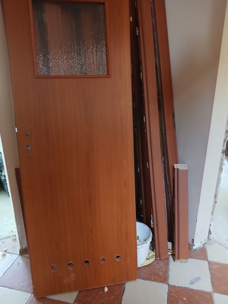 Drzwi wewnętrzne łazienkowe 70L i 60P wraz z ościeżnicami.