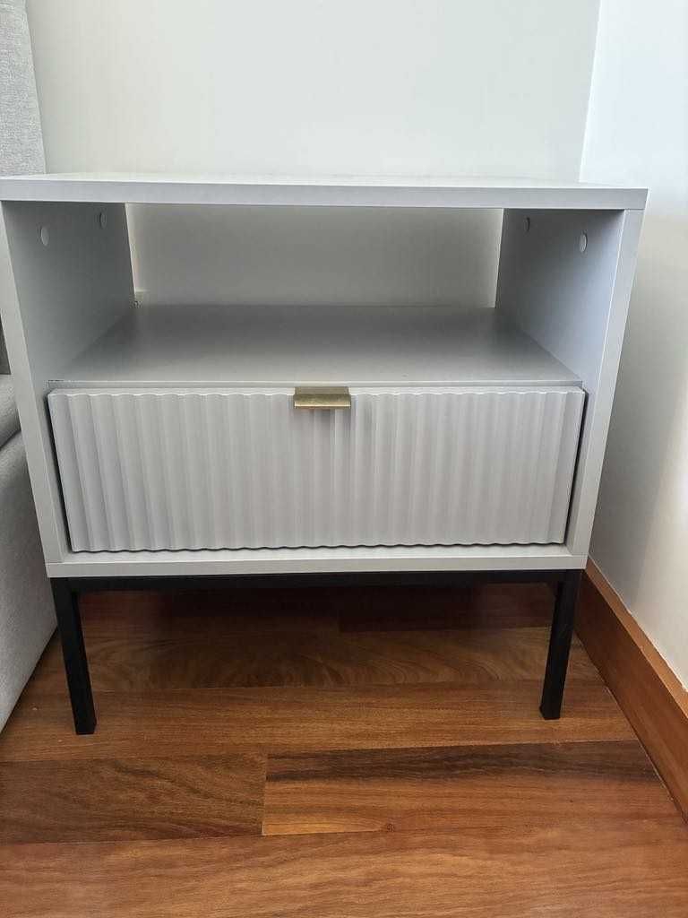 Conjunto Cama king + Colchão Emma + 2 Mesas de Cabeceiras