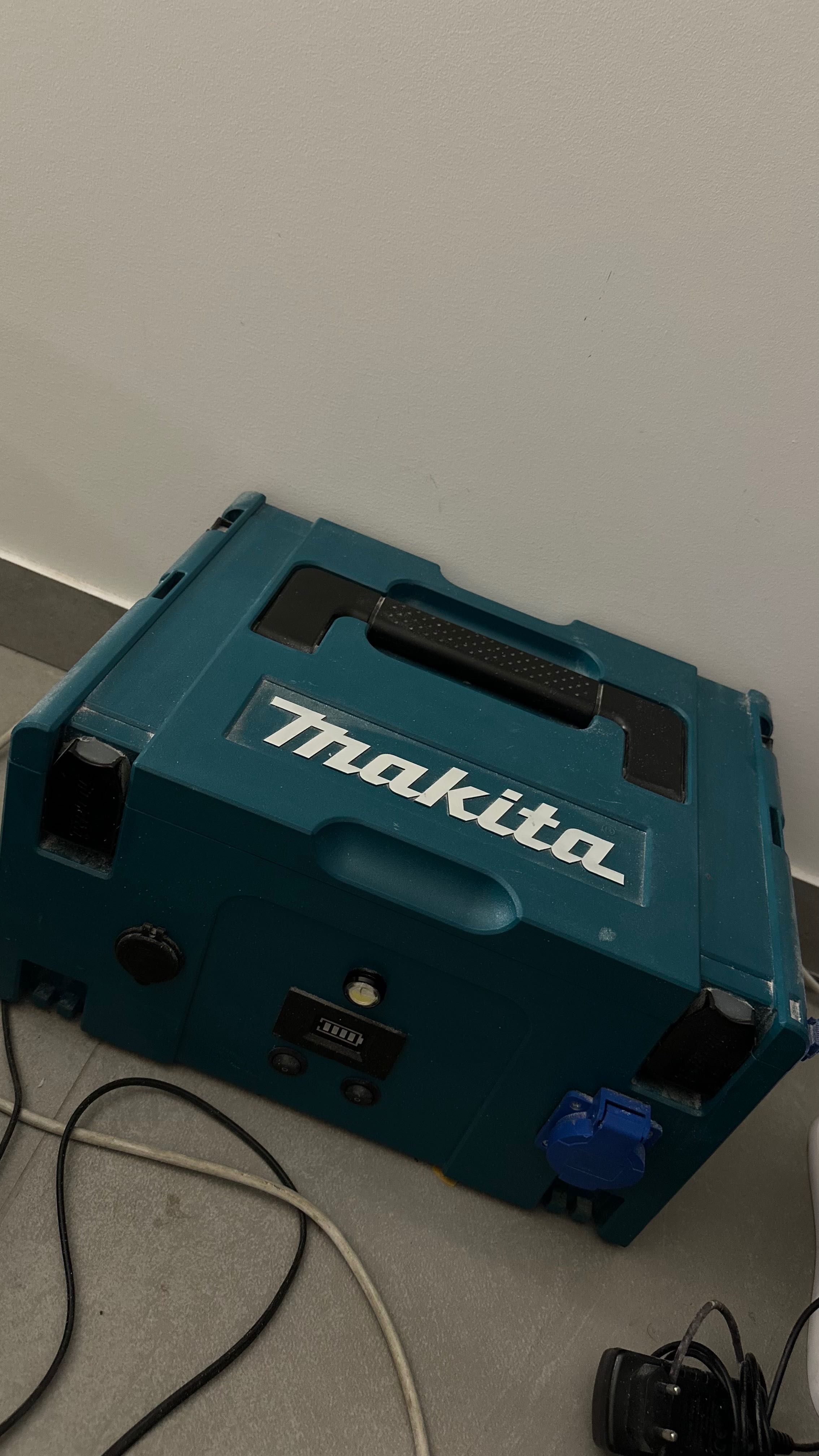 Зовнішній акумулятор портативна електростанція Makita