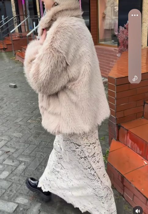 Шубка з штучного хутра.