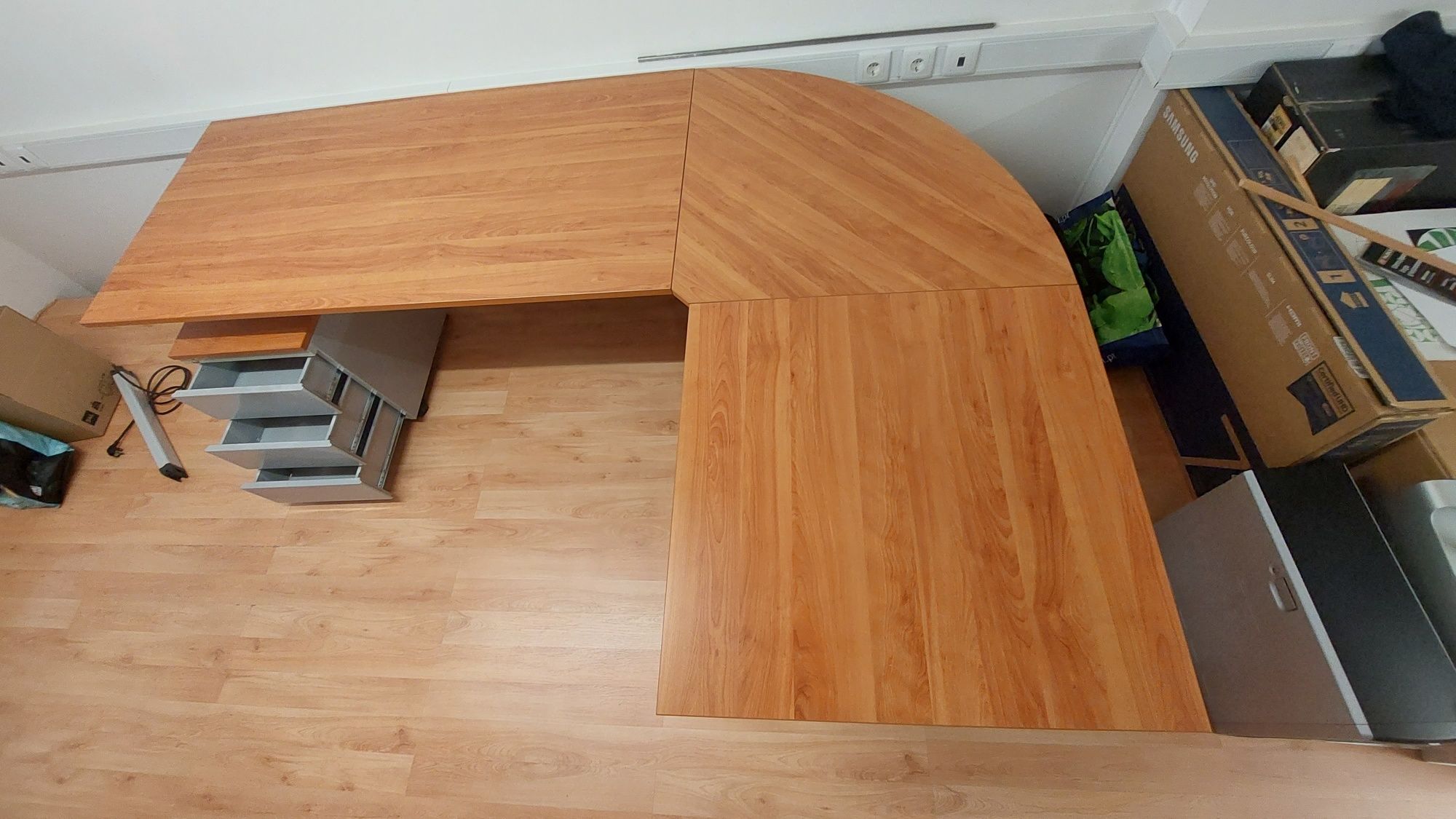 Conjunto mesa com canto, bloco gavetas, e 2 armários escritório