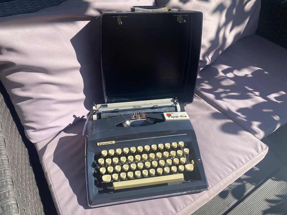 Maszyna do pisania TRIUMPH Favorit z lat 70 z futerałem SPRAWNA
