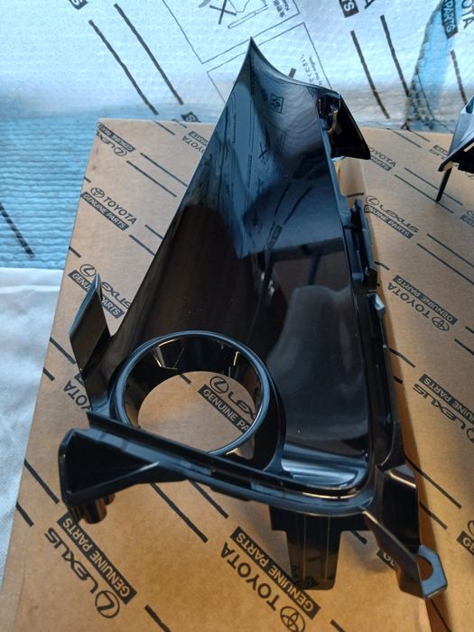 Ramka kratka halogenu zderzaka lewa prawa TOYOTA COROLLA E21 HB kombi