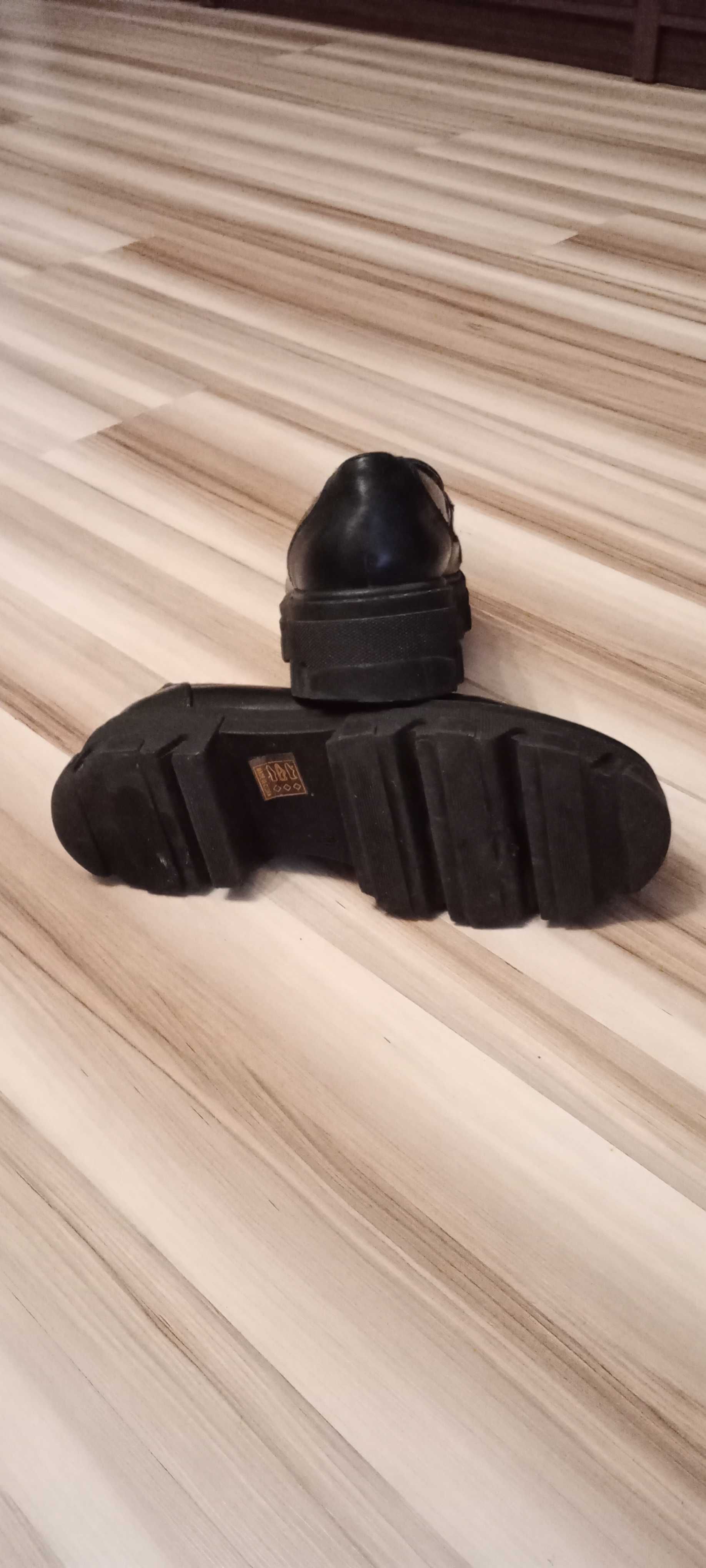 Buty trapery rozm 39 czarne z łańcuszkiem Shoaes
