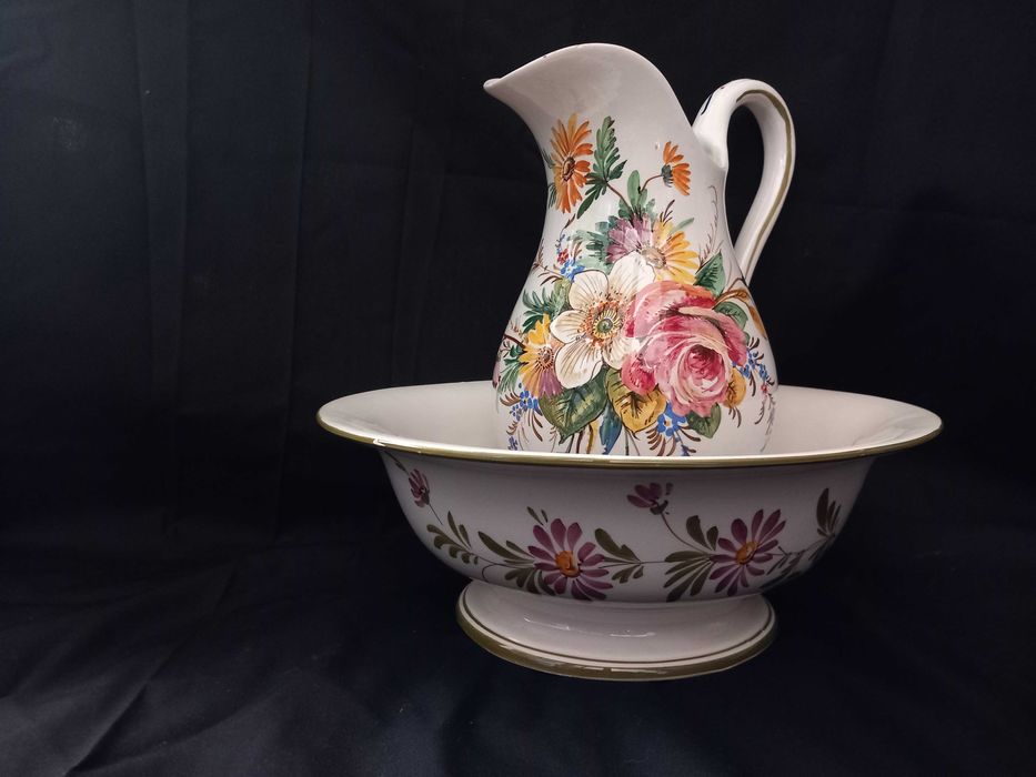 Jarro italiano vintage com bacia em porcelana com decoração floral.