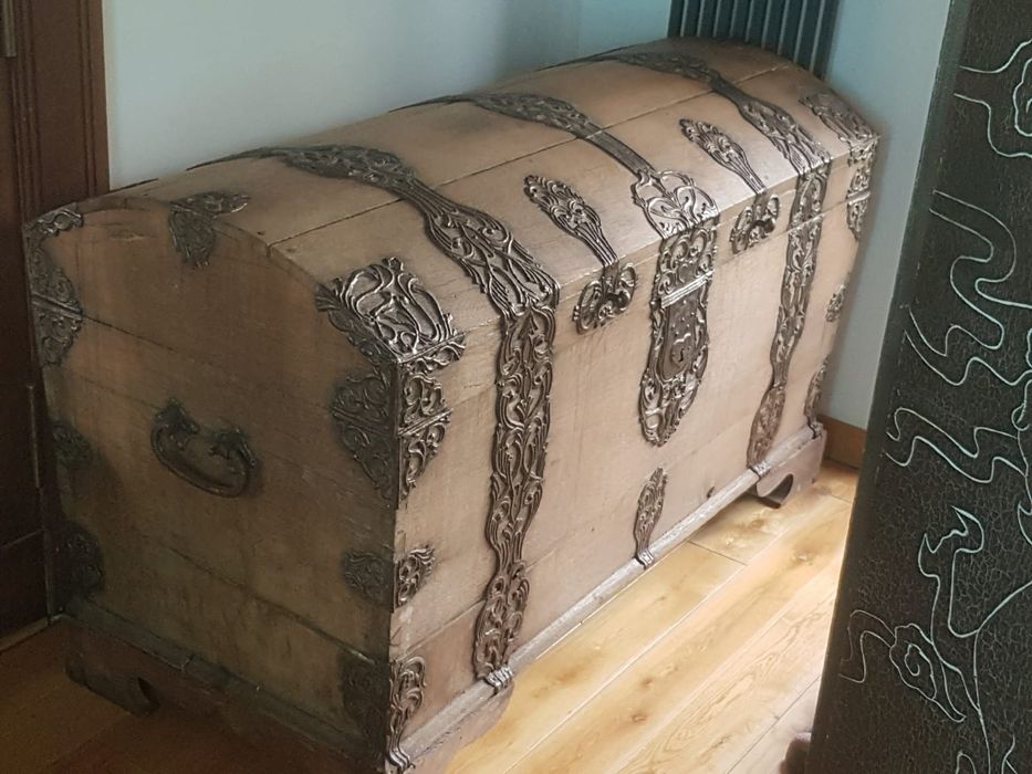 Piękna antyczna wielka skrzynia