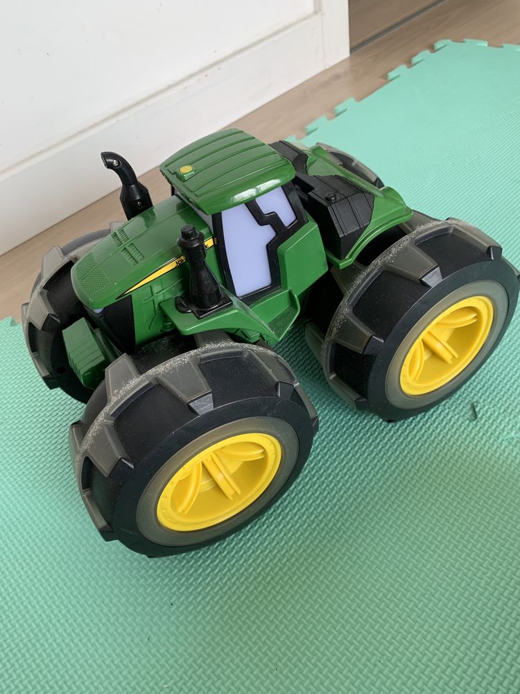 Traktor Tomy John Deere swiecace kola opony teczowe dzwiek swiatlo