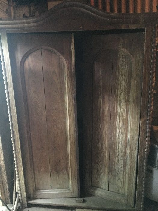Старинный дубовый антикварный шкаф