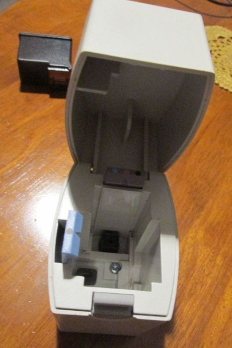 Pojemnik zapobiegający wysychaniu tuszy do drukarek atramentowych