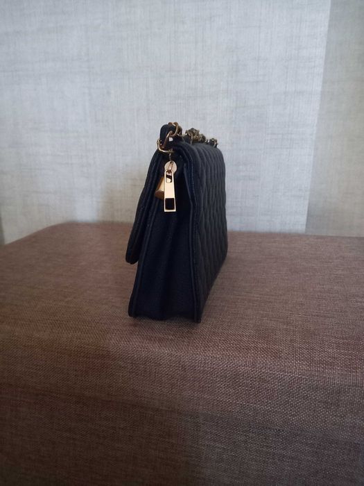 Mala azul marinho, com detalhes em dourado