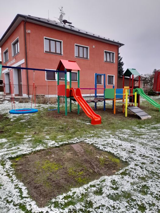 Plac zabaw metalowy tęczowy