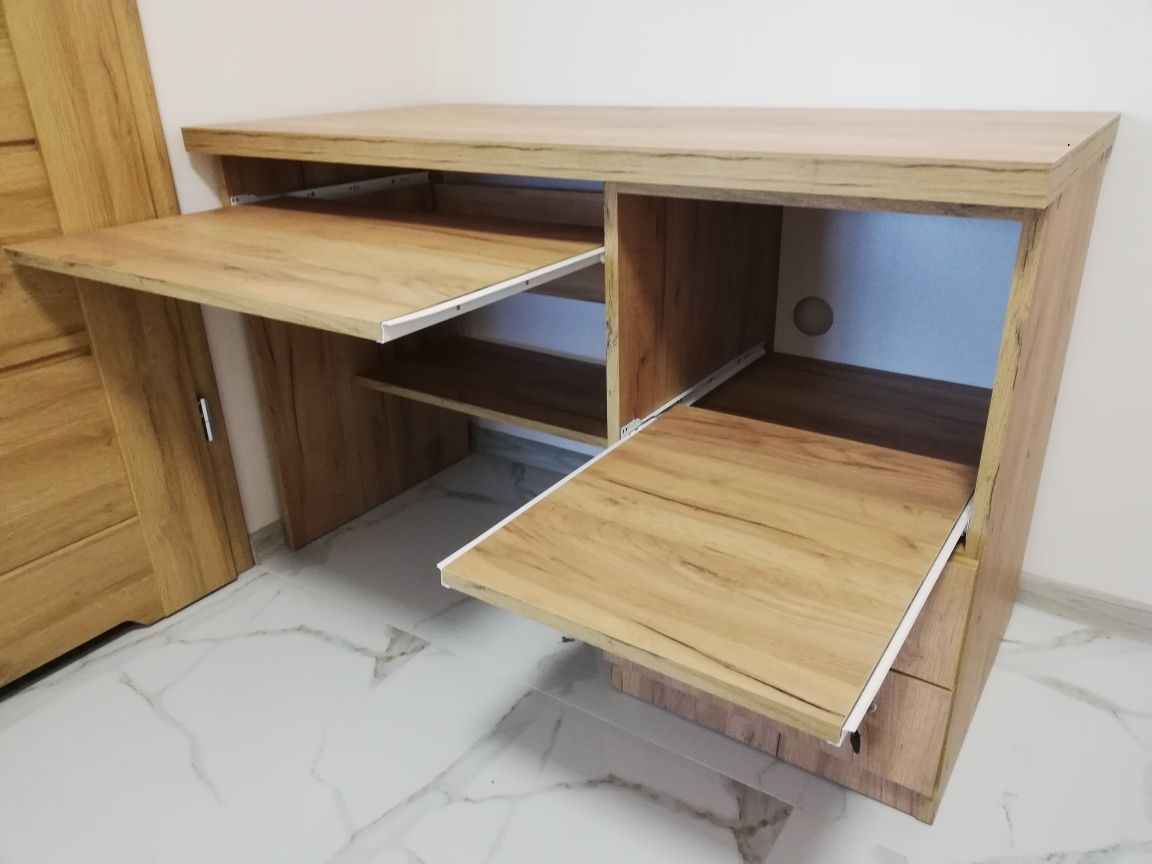Solidne biurko wykonane przez stolarza