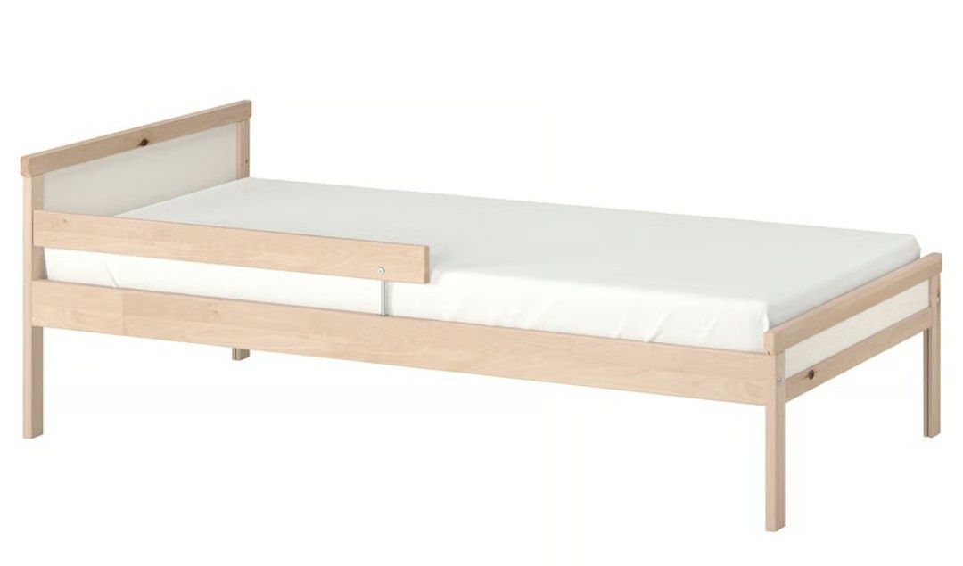 Cama de criança ikea.