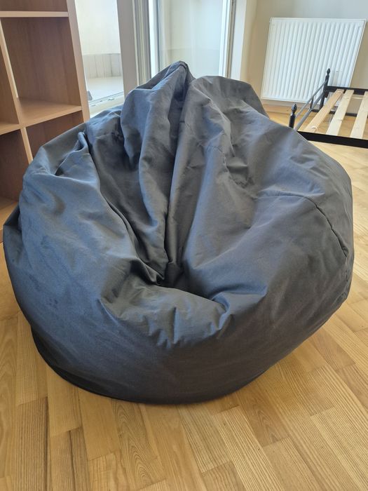 Duża czarna pufa
