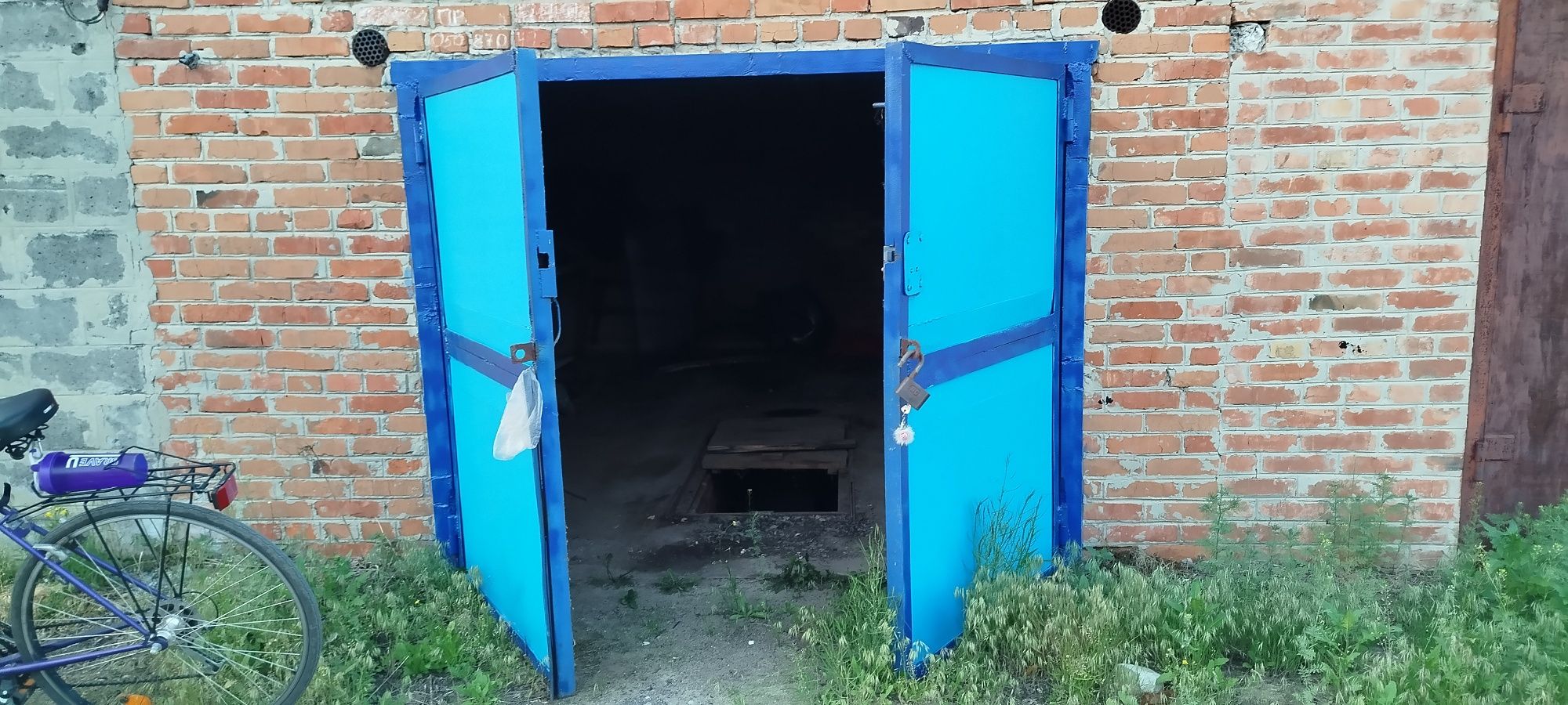Гараж з документами.