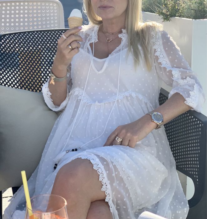 Biala sukienka w stylu boho .