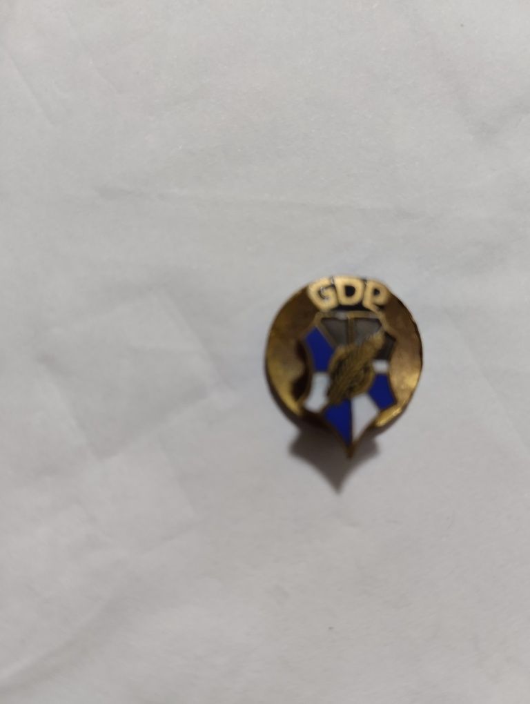 Pin antigo do Grupo Desportivo de Queluz