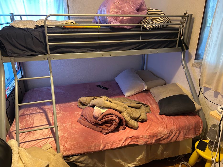 Vendo beliche com cama de casal em baixo e cama de solteiro em cima