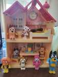 casa bluey com bonecos