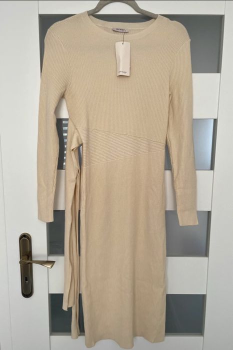 Długa sukienka sweterkowa dopasowana Orsay