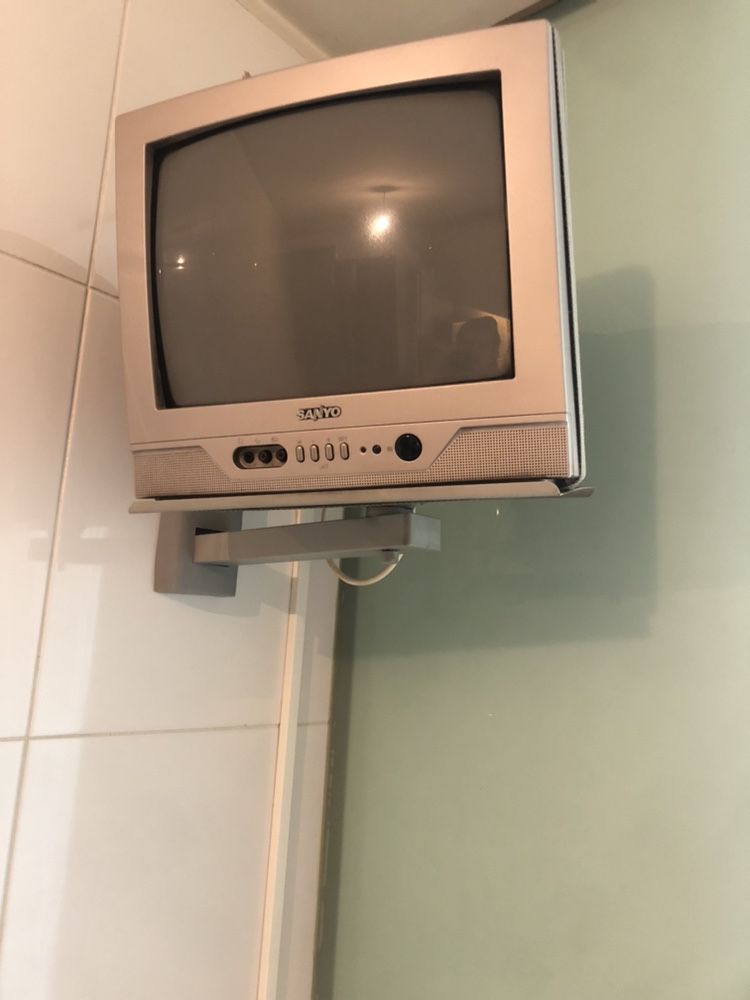 Televisao pequena Sanyo com suporte de parede