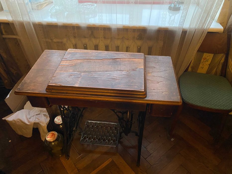 Швейна антикварна ножна машинка Зингер на станині