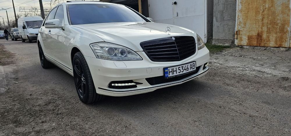 Мерседес w221...