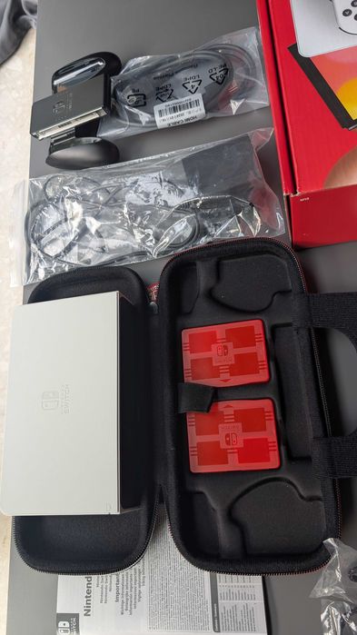 Nintendo Switch OLED 64GB + etui + szkło ochronne, pełny zestaw