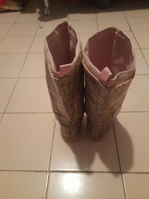 Galochas de senhora 37 forradas por dentro .