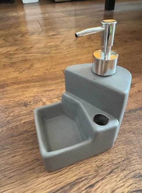 Dozownik do mydła, miejsce na gąbkę i szczotkę, szary, Wenko, 380ml