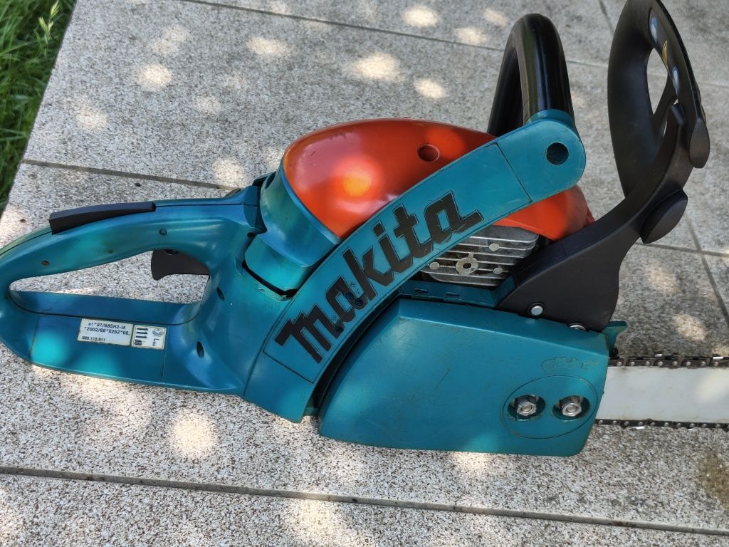 Продам бензопилу Makita DCS34