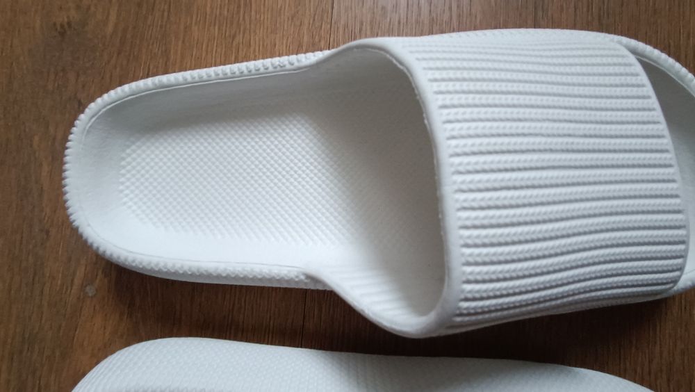 Шльопанці білі жіночі 38-39р на стопу 24,5см
На стопу 25,5см
Стан нови