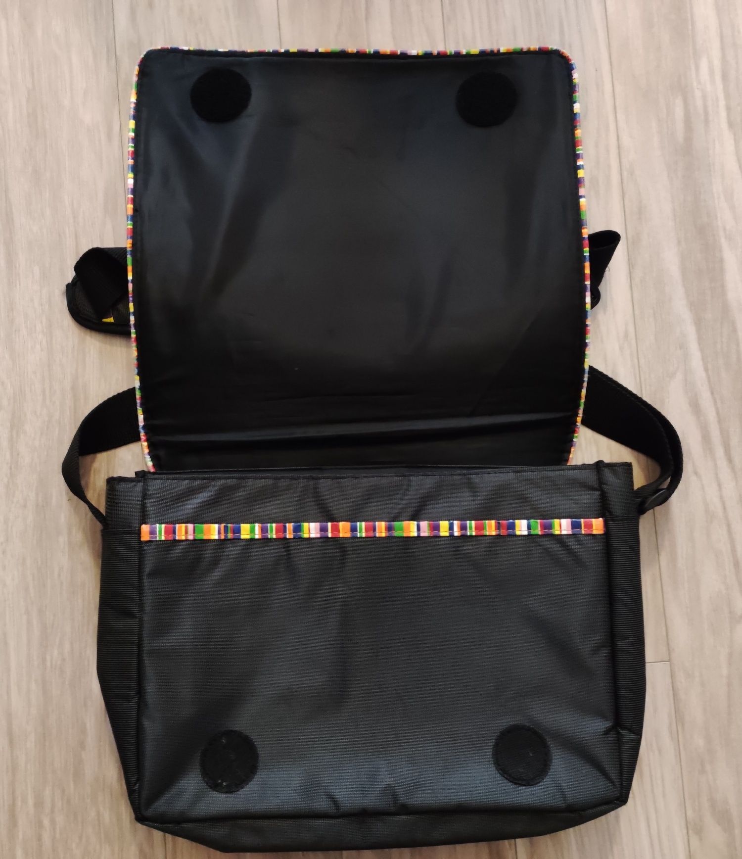 Czarna torba na mały laptop, tablet lub notebook, na ramię