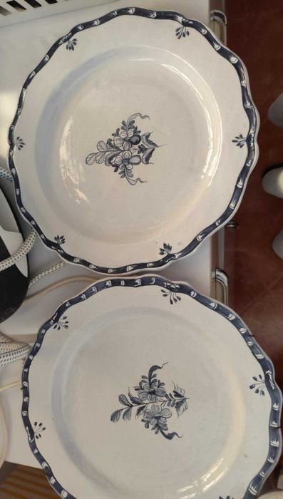 Vários pratos pintados