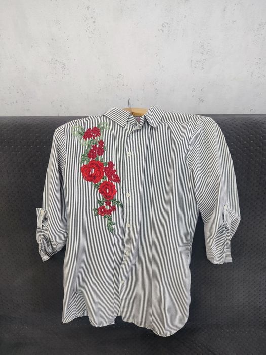 Блуза з вишивкою