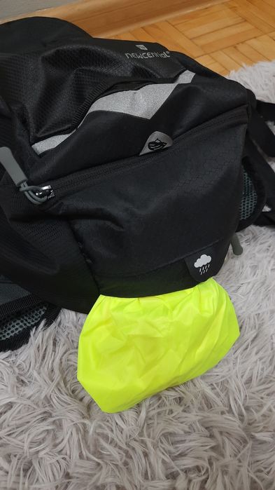 Nowy plecak rowerowy z uchwytem na kask i pokrowcem przeciwdeszczowym