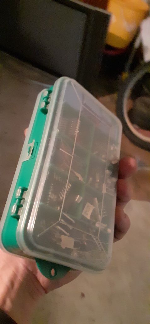 Caixa com peças electrónicas