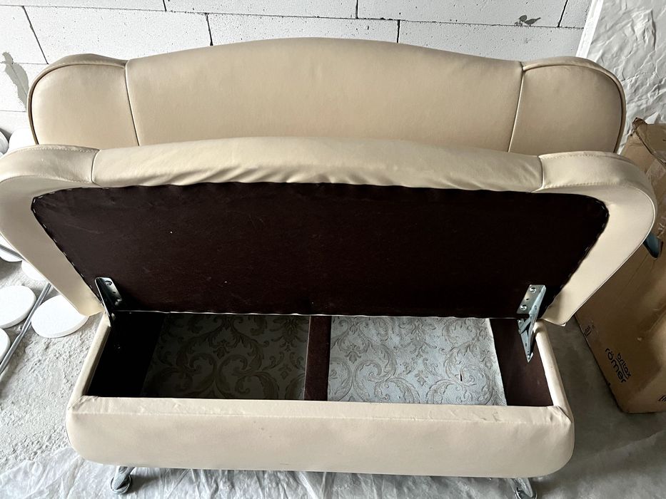 Компактний бежевий диван (110x90x55)