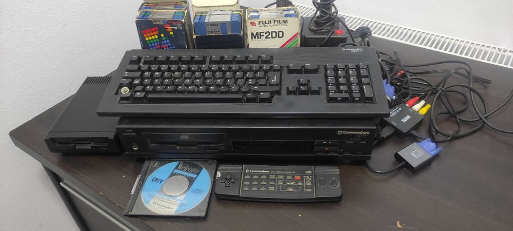 Zestaw Kolekcjonerski Commodore CDTV CD-1000 + osprzęt + gry/programy